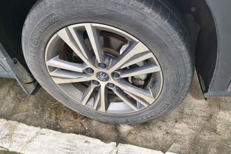Used BYD Song 2020 Classic Edition 1.5T Automatic Elite Model Right Front Wheel Hub