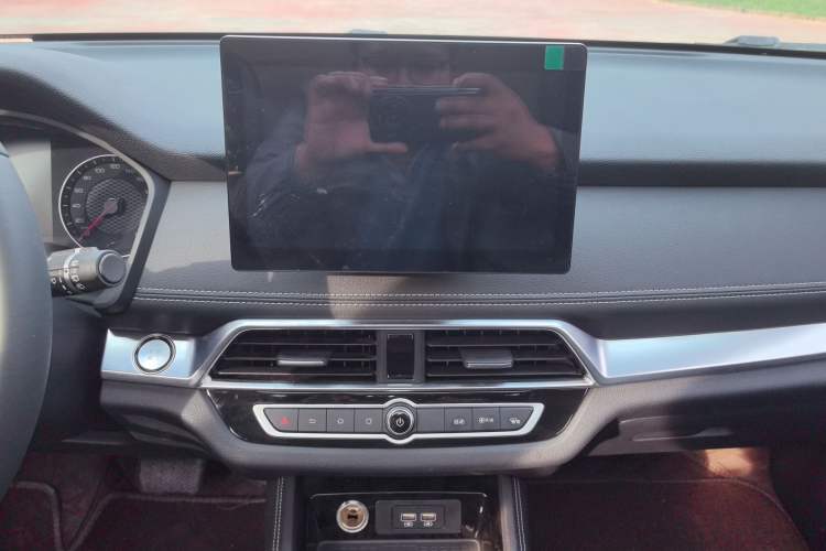 Used BYD Song 2020 Classic Edition 1.5T Automatic Elite Model Audio And AC Panel