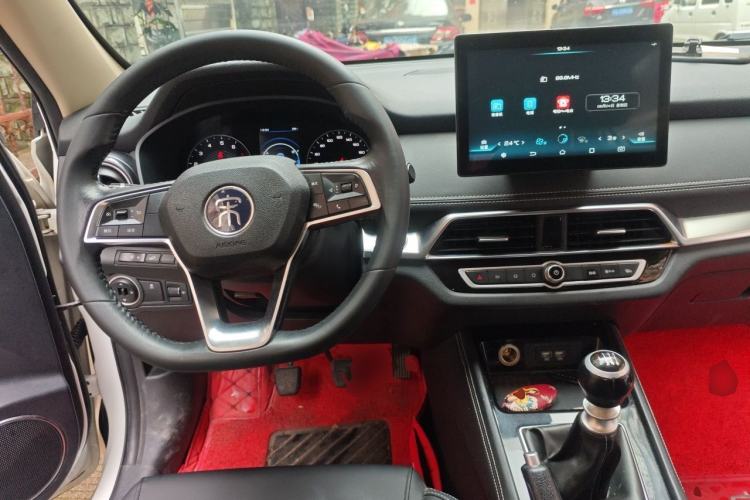 Used BYD Song 2020 Classic Edition 1.5T Manual Luxury Model Center Console