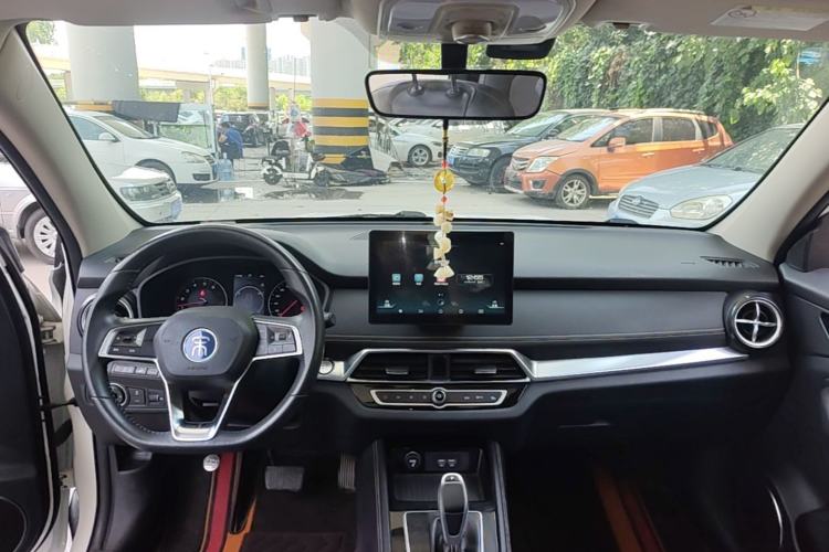 Used BYD Song 2020 Classic Edition 1.5T Automatic Elite Model Center Console
