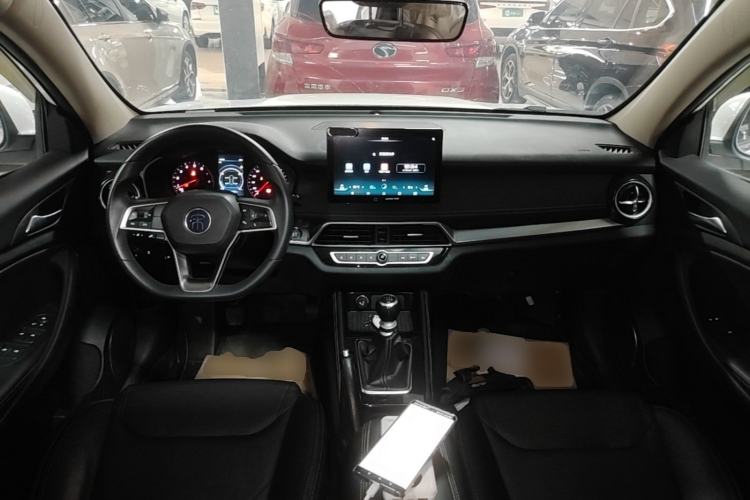Used BYD Song 2020 Classic Edition 1.5T Manual Luxury Model Center Console