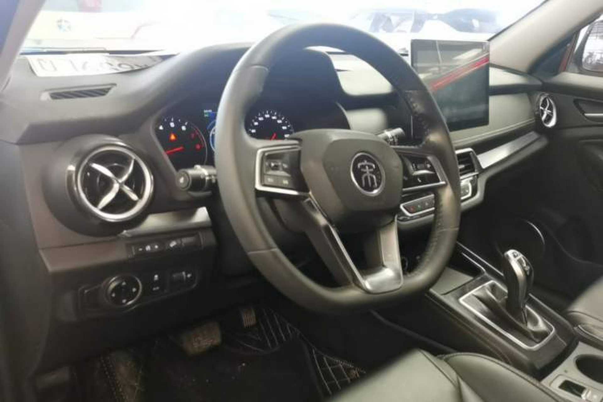 Used BYD Song 2020 Classic Edition 1.5T Automatic Elite Model Center Console