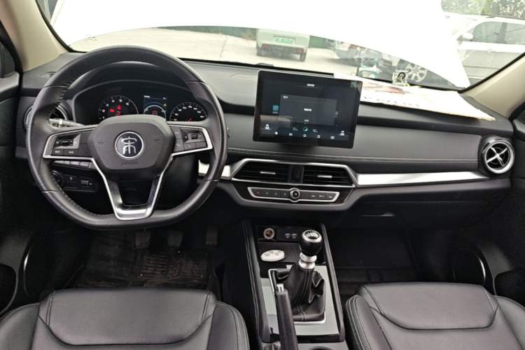 Used BYD Song 2020 Classic Edition 1.5T Manual Luxury Model Center Console