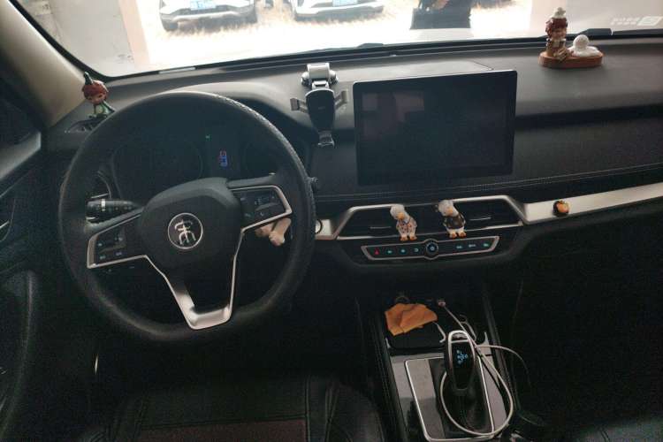 Used BYD Song 2020 Classic Edition 1.5T Automatic Elite Model Center Console