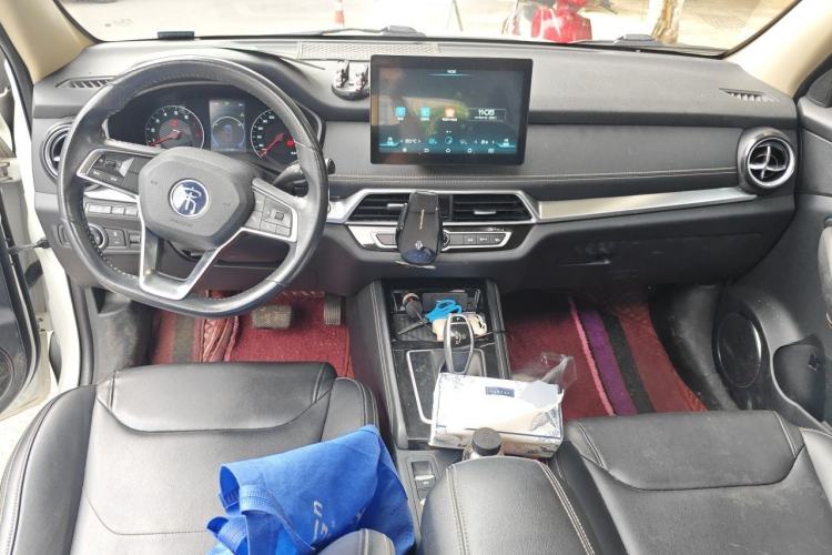 Used BYD Song 2020 Classic Edition 1.5T Automatic Elite Model Center Console