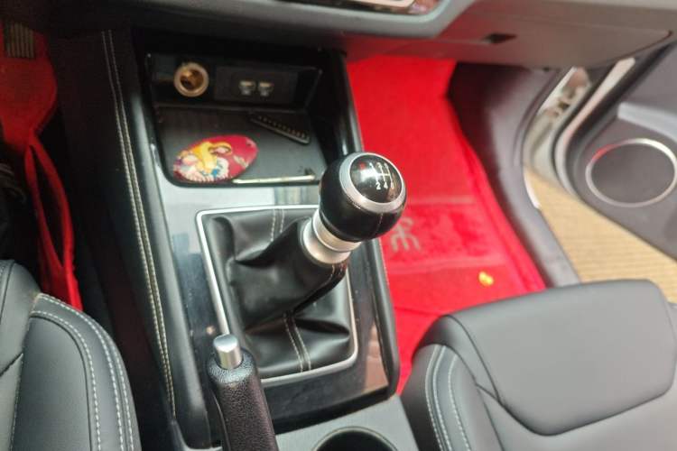Used BYD Song 2020 Classic Edition 1.5T Manual Luxury Model Gear Lever