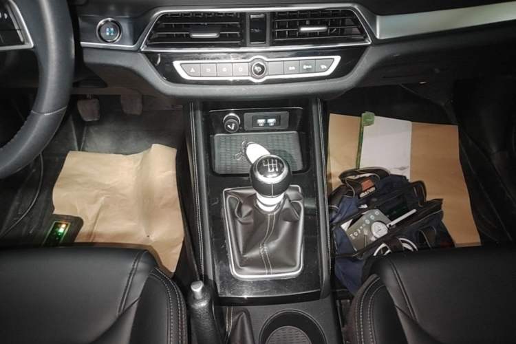 Used BYD Song 2020 Classic Edition 1.5T Manual Luxury Model Gear Lever