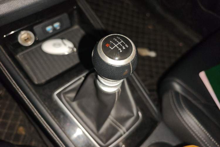 Used BYD Song 2020 Classic Edition 1.5T Manual Luxury Model Gear Lever