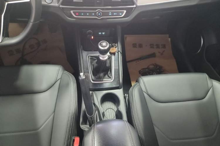 Used BYD Song 2020 Classic Edition 1.5T Manual Luxury Model Gear Lever