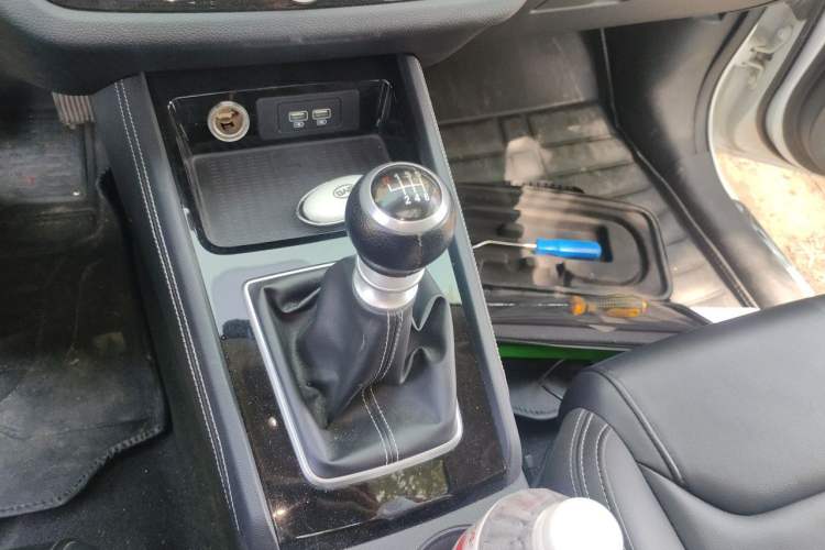 Used BYD Song 2020 Classic Edition 1.5T Manual Luxury Model Gear Lever
