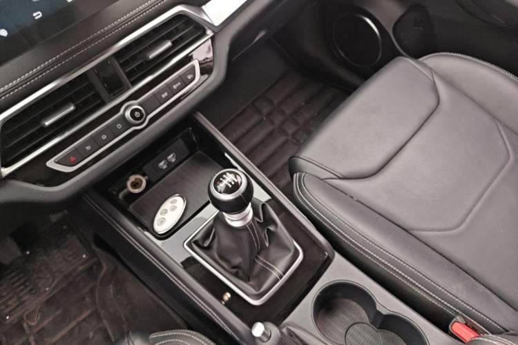Used BYD Song 2020 Classic Edition 1.5T Manual Luxury Model Gear Lever
