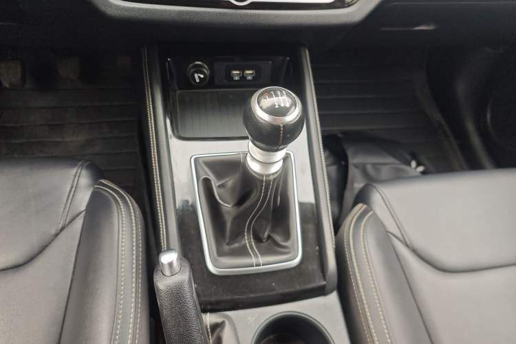 Used BYD Song 2020 Classic Edition 1.5T Manual Luxury Model Gear Lever