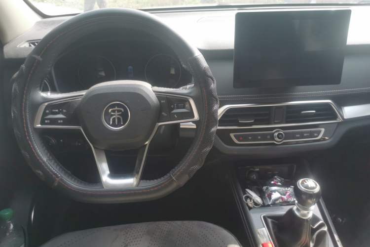 Used BYD Song 2020 Classic Edition 1.5T Manual Luxury Model Interior 2