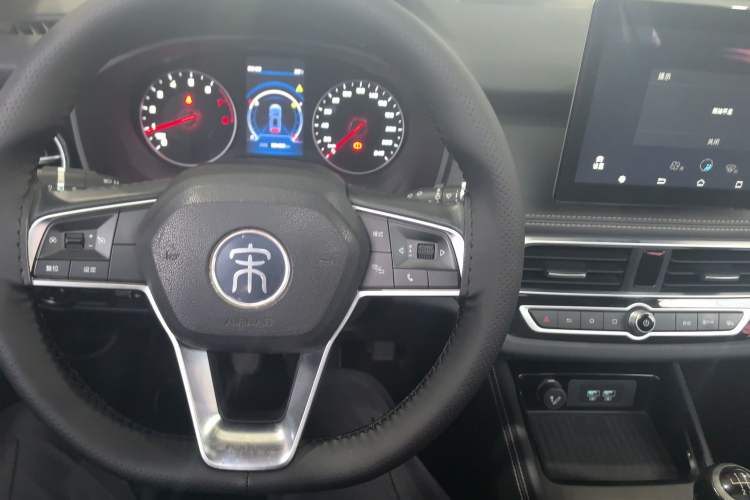 Used BYD Song 2020 Classic Edition 1.5T Manual Luxury Model Interior 3