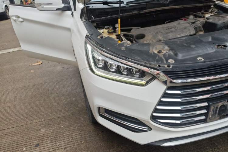 Used BYD Song 2020 Classic Edition 1.5T Manual Luxury Model Right Front Headlight