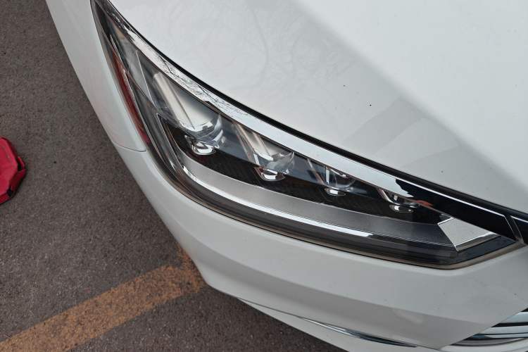 Used BYD Song 2020 Classic Edition 1.5T Automatic Elite Model Right Front Headlight