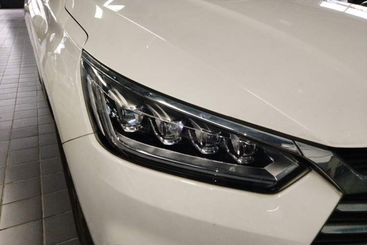 Used BYD Song 2020 Classic Edition 1.5T Automatic Elite Model Right Front Headlight