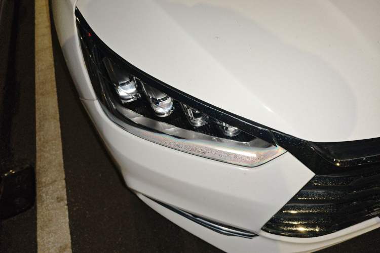 Used BYD Song 2020 Classic Edition 1.5T Manual Luxury Model Right Front Headlight