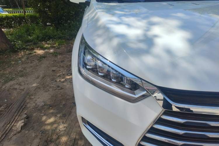 Used BYD Song 2020 Classic Edition 1.5T Manual Luxury Model Right Front Headlight