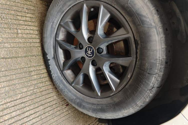 Used BYD Song 2020 Classic Edition 1.5T Manual Luxury Model Right Front Wheel Hub