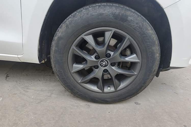 Used BYD Song 2020 Classic Edition 1.5T Automatic Elite Model Right Front Wheel Hub
