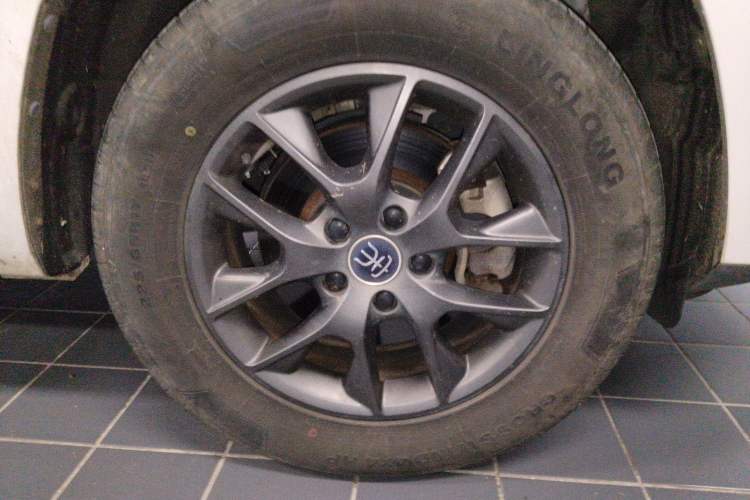 Used BYD Song 2020 Classic Edition 1.5T Automatic Elite Model Right Front Wheel Hub