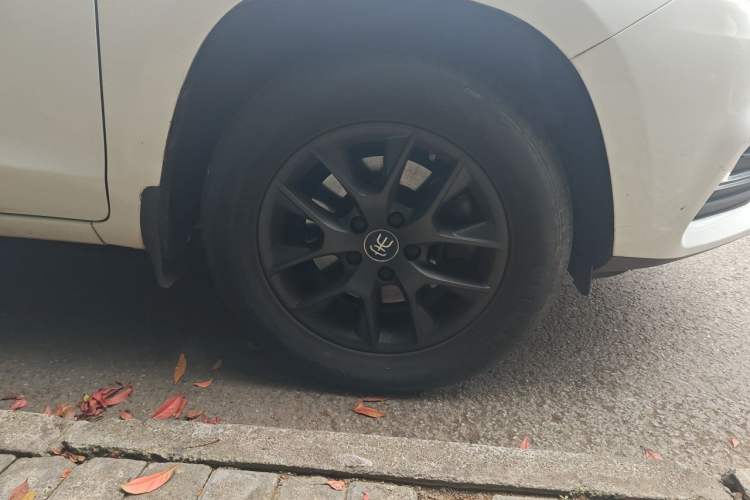 Used BYD Song 2020 Classic Edition 1.5T Automatic Elite Model Right Front Wheel Hub