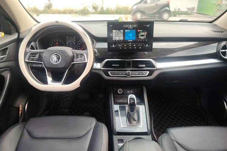 Used BYD Song 2021 Classic Edition 1.5T Automatic Elite Model Center Console