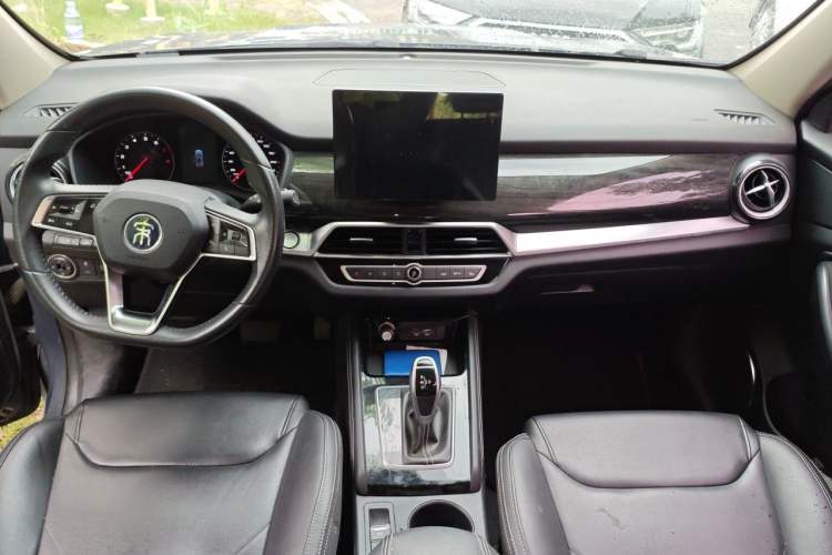 Used BYD Song 2021 Classic Edition 1.5T Automatic Elite Model Center Console