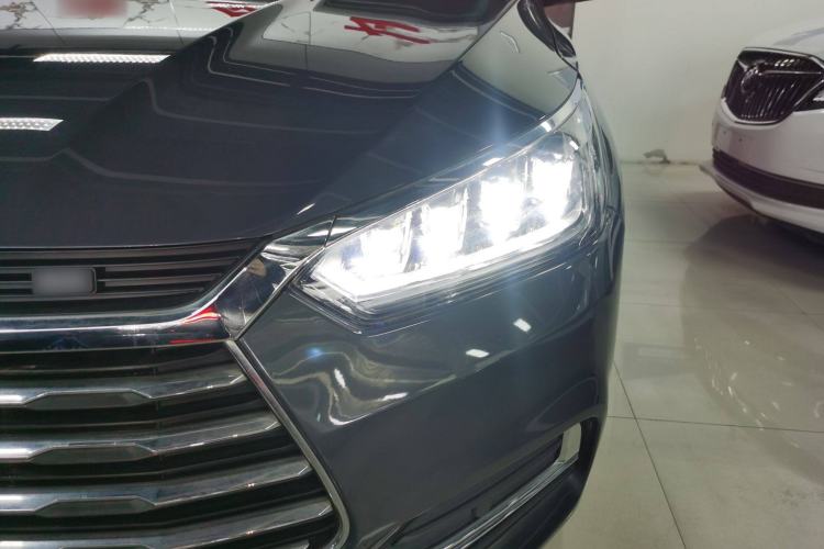 Used BYD Song 2021 Classic Edition 1.5T Automatic Elite Model Left Front Headlight