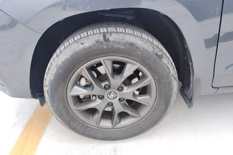 Used BYD Song 2021 Classic Edition 1.5T Manual Luxury Model Left Front Wheel Hub