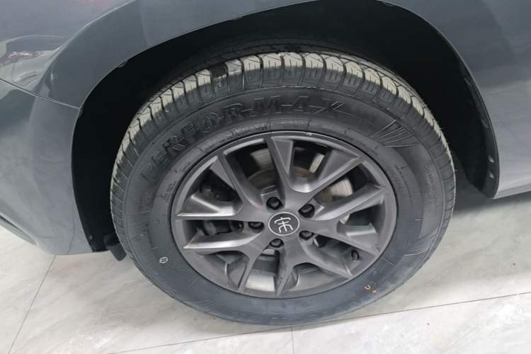 Used BYD Song 2021 Classic Edition 1.5T Automatic Elite Model Left Front Wheel Hub
