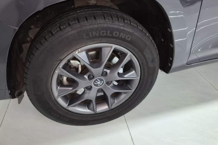 Used BYD Song 2021 Classic Edition 1.5T Automatic Elite Model Left Front Wheel Hub
