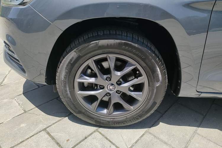 Used BYD Song 2021 Classic Edition 1.5T Automatic Elite Model Left Front Wheel Hub