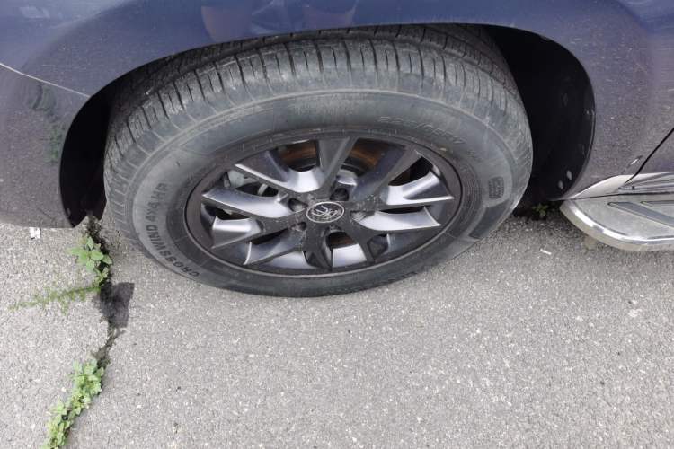 Used BYD Song 2021 Classic Edition 1.5T Automatic Elite Model Left Front Wheel Hub