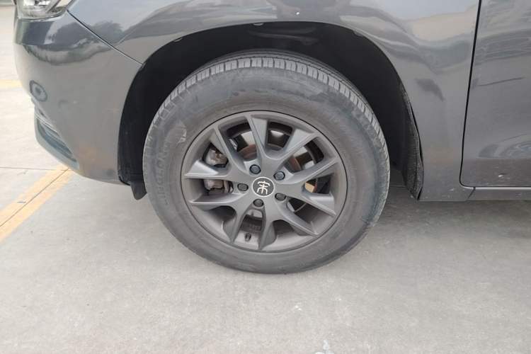 Used BYD Song 2021 Classic Edition 1.5T Automatic Elite Model Left Front Wheel Hub
