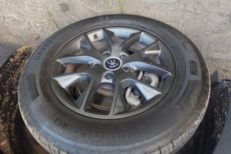 Used BYD Song 2021 Classic Edition 1.5T Automatic Elite Model Left Front Wheel Hub