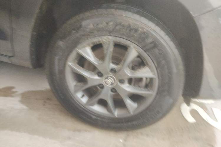Used BYD Song 2021 Classic Edition 1.5T Automatic Elite Model Right Front Wheel Hub