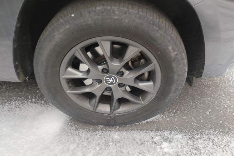 Used BYD Song 2021 Classic Edition 1.5T Automatic Elite Model Right Front Wheel Hub
