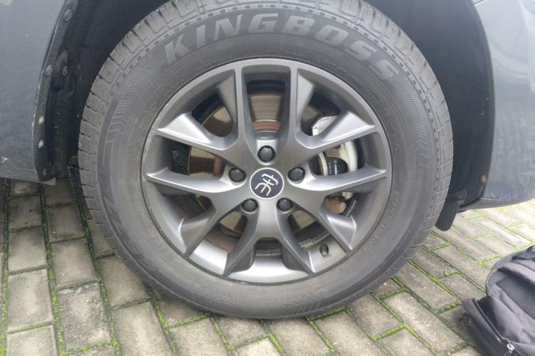 Used BYD Song 2021 Classic Edition 1.5T Automatic Elite Model Right Front Wheel Hub