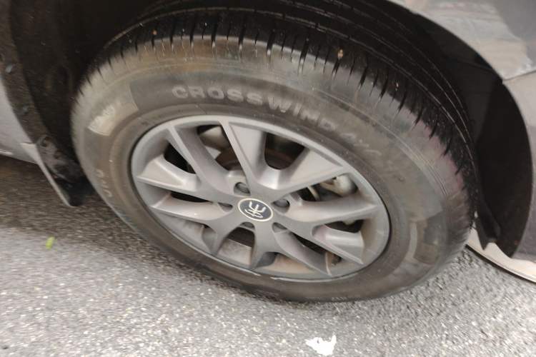 Used BYD Song 2021 Classic Edition 1.5T Manual Luxury Model Right Front Wheel Hub