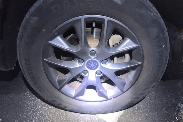 Used BYD Song 2021 Classic Edition 1.5T Automatic Elite Model Right Front Wheel Hub