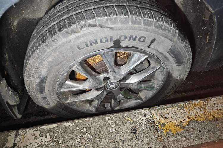 Used BYD Song 2021 Classic Edition 1.5T Automatic Elite Model Right Front Wheel Hub