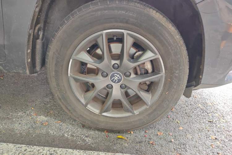Used BYD Song 2021 Classic Edition 1.5T Automatic Elite Model Right Front Wheel Hub