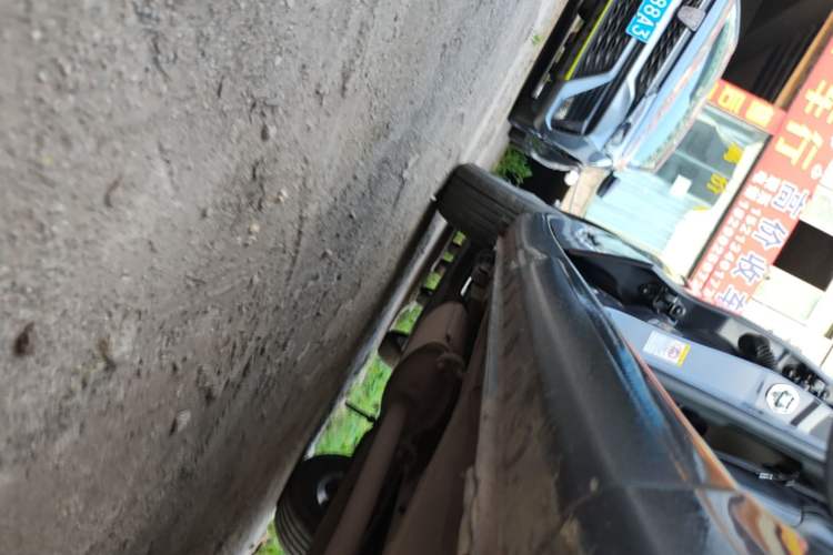 Used BYD Song 2021 Classic Edition 1.5T Automatic Elite Model Right Side Sill