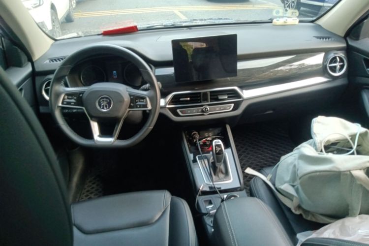 Used BYD Song 2021 Classic Edition 1.5T Automatic Elite Model Center Console