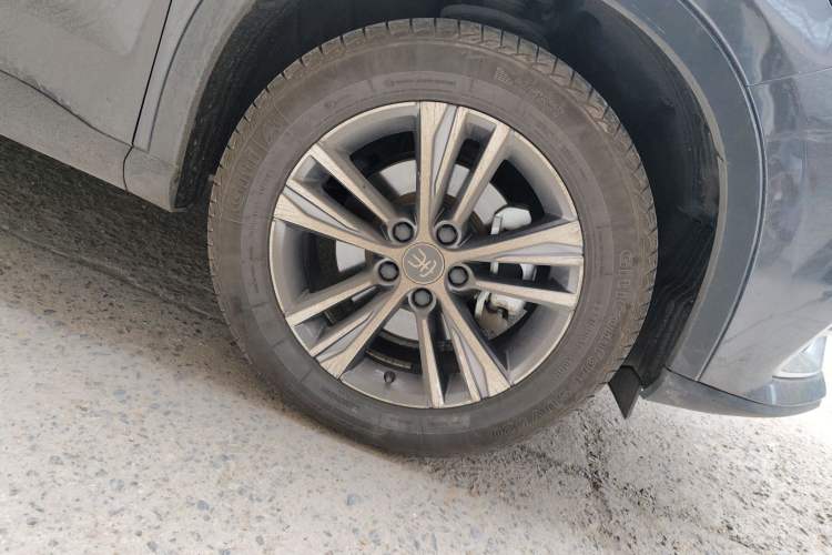 Used BYD Song 2021 Classic Edition 1.5T Automatic Elite Model Right Front Wheel Hub