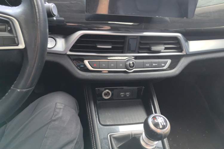 Used BYD Song 2021 Classic Edition 1.5T Manual Luxury Model Audio And AC Panel