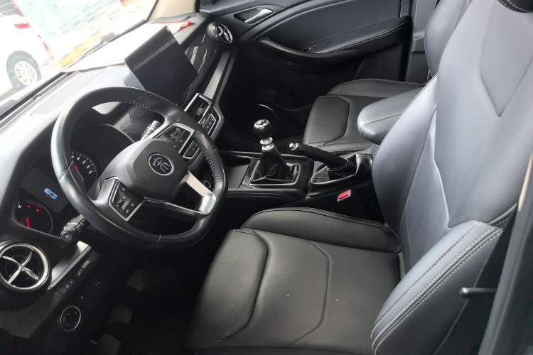 Used BYD Song 2021 Classic Edition 1.5T Manual Luxury Model Interior 2