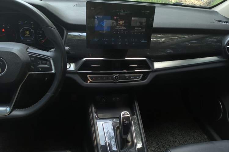 Used BYD Song 2021 Classic Edition 1.5T Automatic Luxury Model Audio And AC Panel